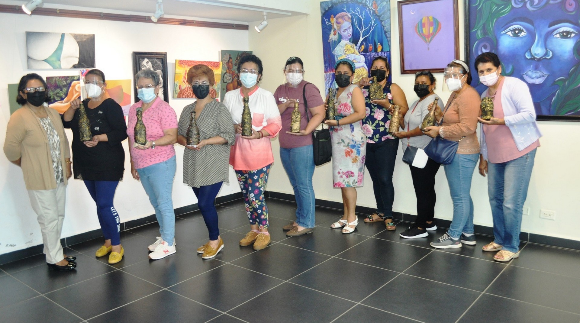 2021 taller artístico  Maria Santamaria - técnica de moldeado en cerámica fría