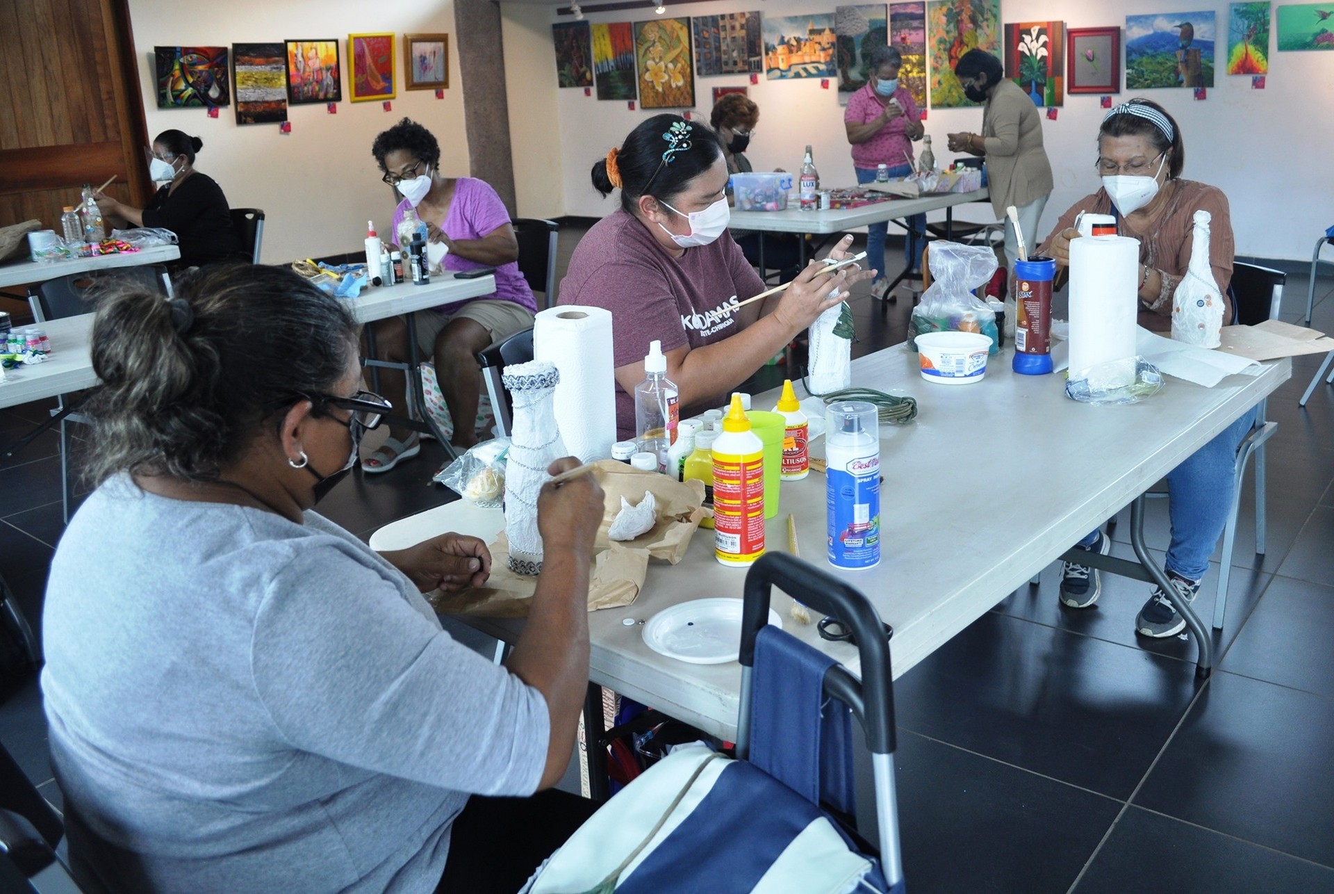2021 taller artístico  Maria Santamaria - técnica de moldeado en cerámica fría