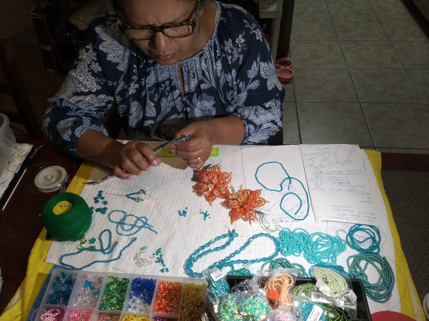 Creation of a tembleque (traditional headdress)