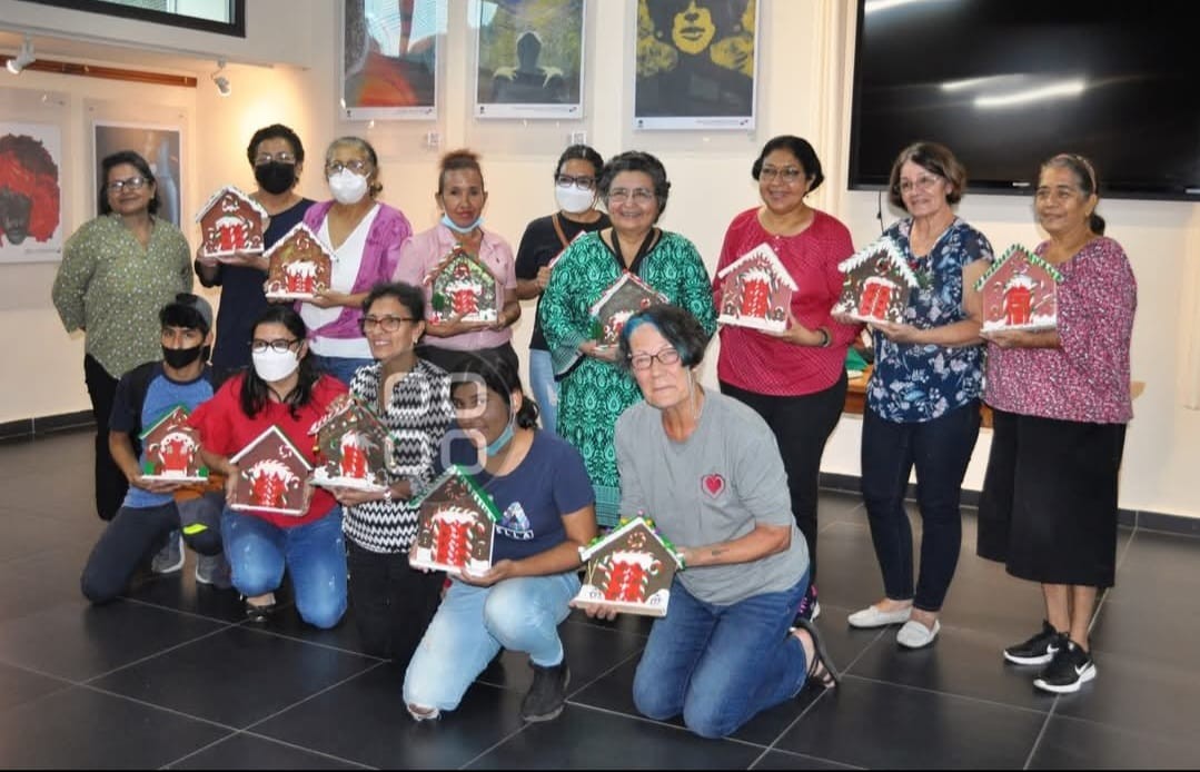 2022 taller de navidad con  Maria Santamaria - casitas de jengibre de porcelana fría